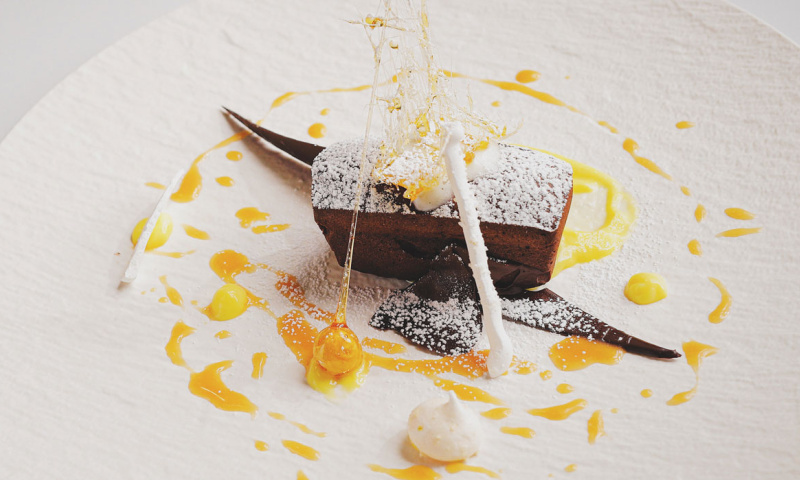 Maia - ricetta per realizzare un tortino al cioccolato fondente e nocciola con caramello