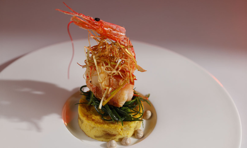 MAIA - ricetta per realizzare dei Gamberoni lardellati con agretti saltati su tortilla di patate e porro fritto